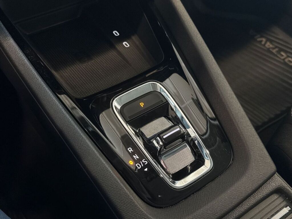 Skoda Octavia 2023 Sininen