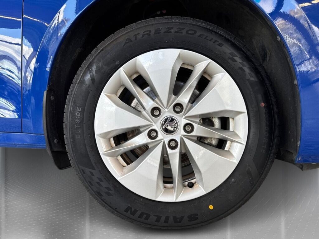 Skoda Octavia 2023 Sininen