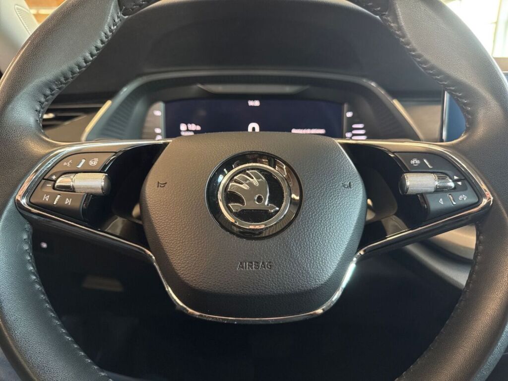Skoda Octavia 2023 Sininen