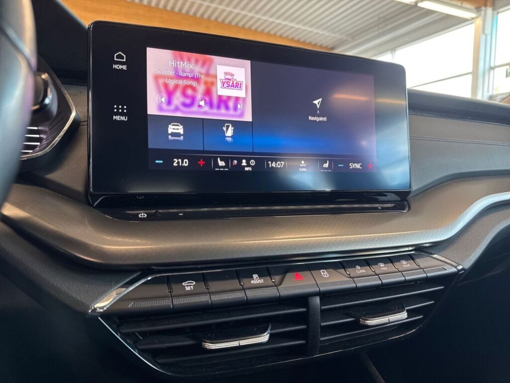 Skoda Octavia 2023 Sininen