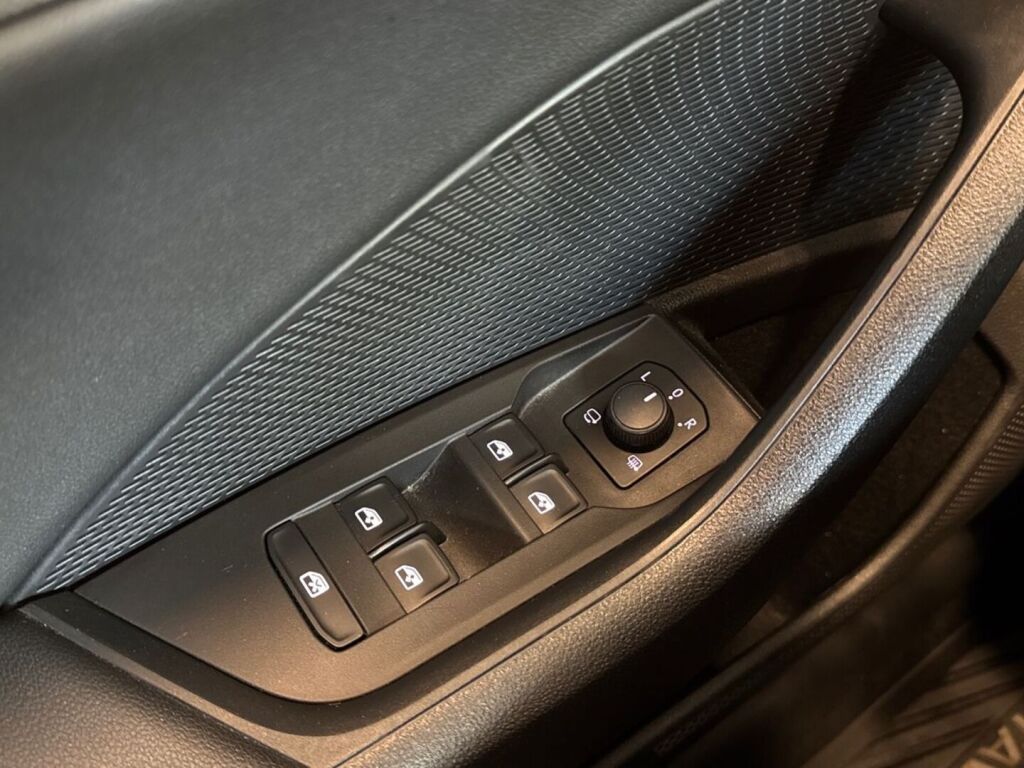 Skoda Octavia 2023 Sininen