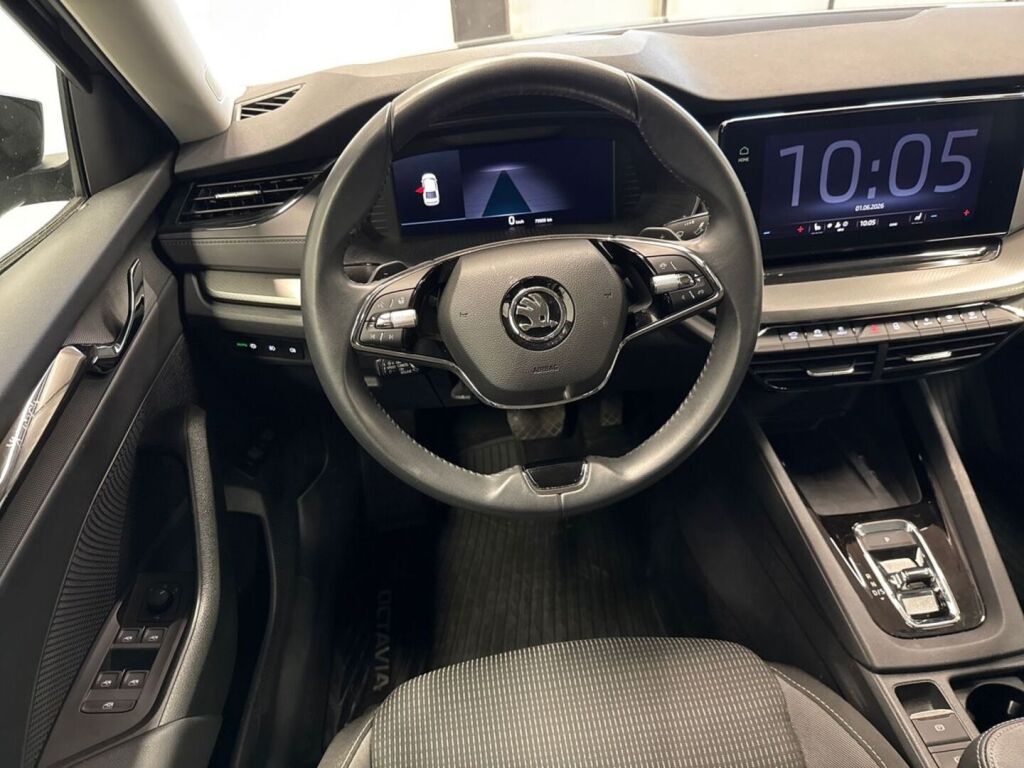 Skoda Octavia 2023 Musta