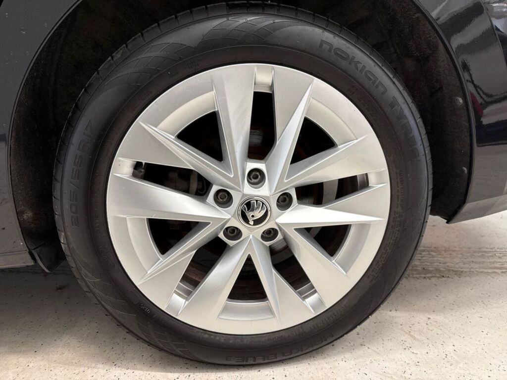 Skoda Octavia 2023 Musta