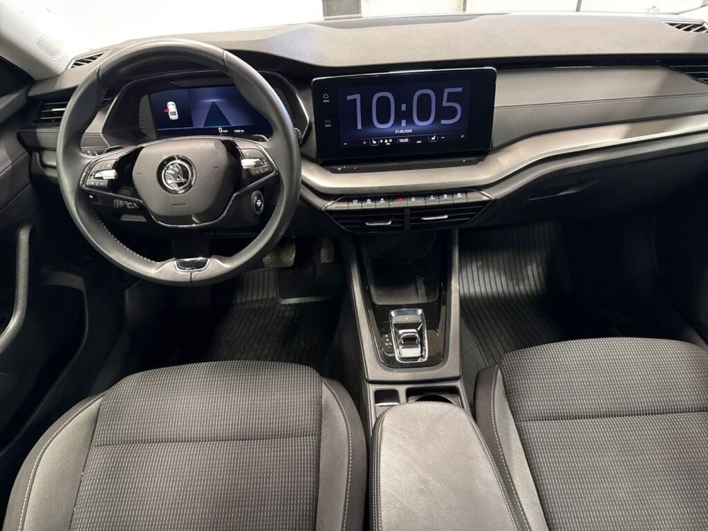 Skoda Octavia 2023 Musta