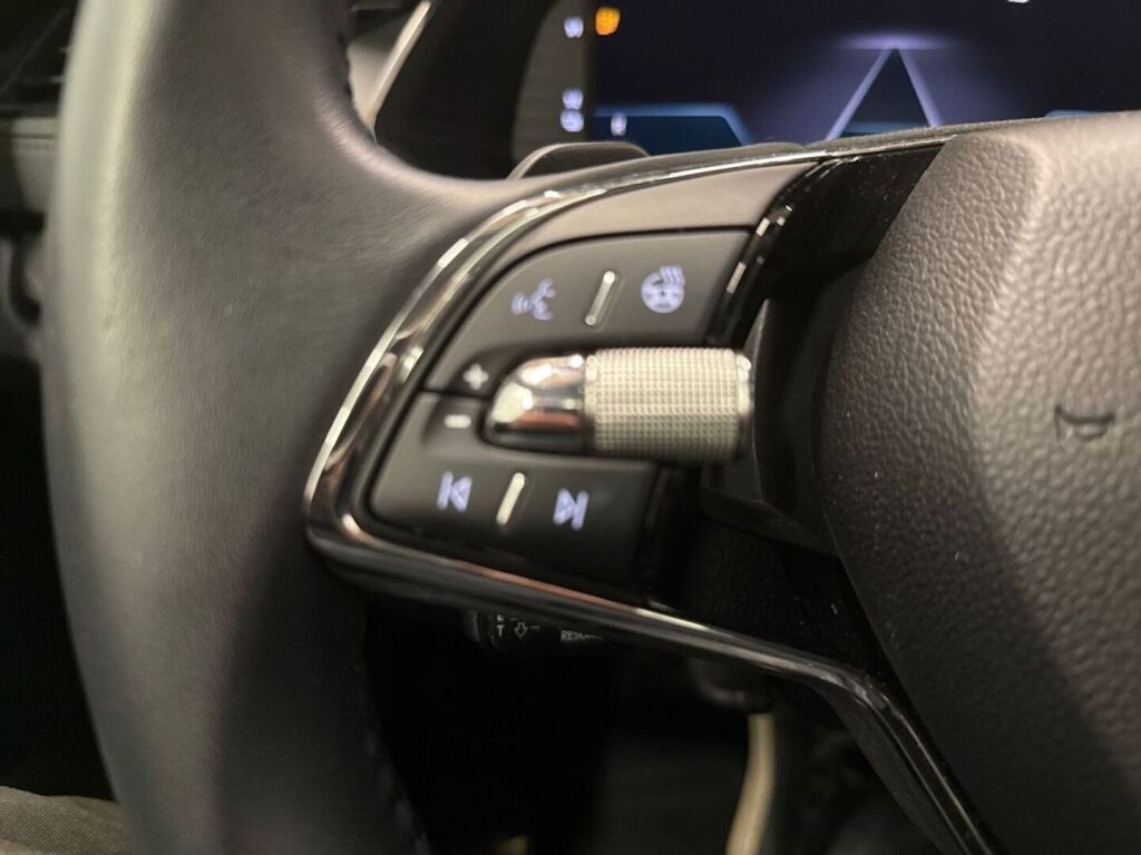 Skoda Octavia 2023 Musta