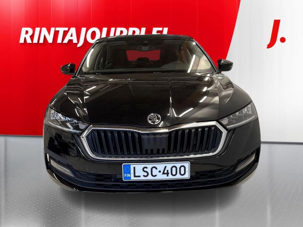 Skoda Octavia 2023 Musta