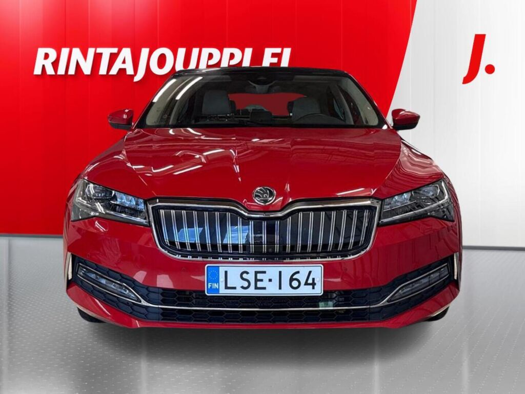 Skoda Superb 2023 Punainen