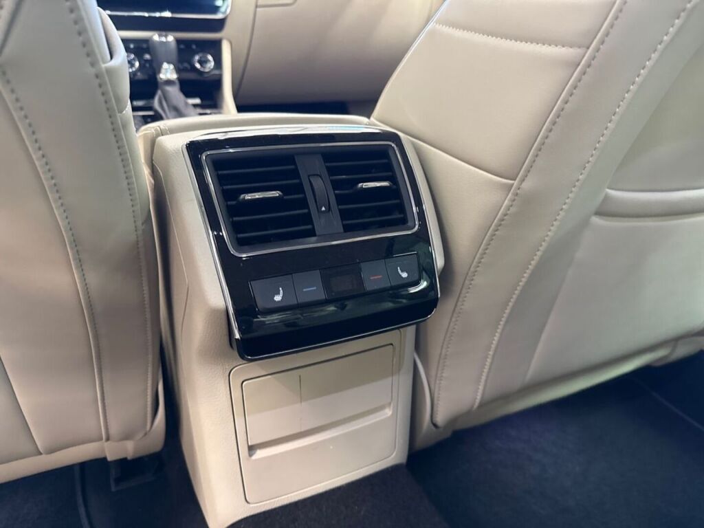 Skoda Superb 2023 Punainen