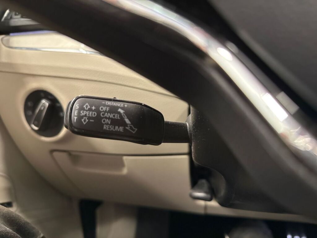 Skoda Superb 2023 Punainen