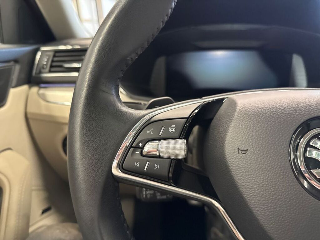 Skoda Superb 2023 Punainen