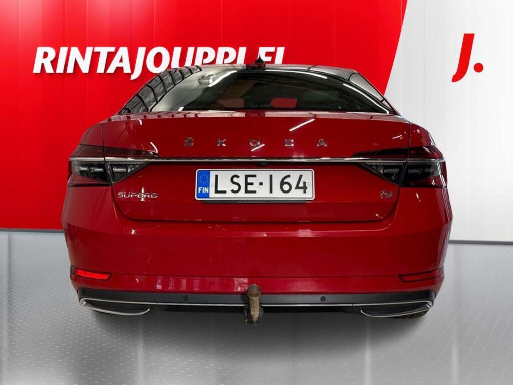 Skoda Superb 2023 Punainen