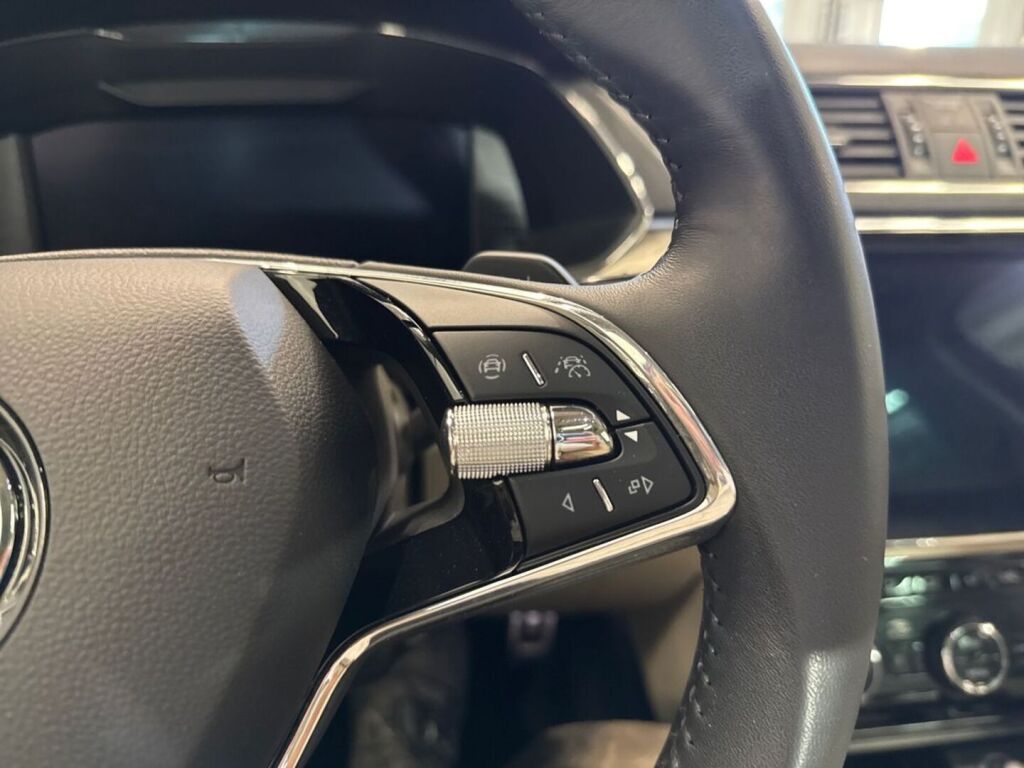 Skoda Superb 2023 Punainen