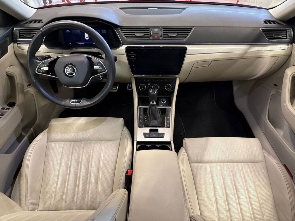 Skoda Superb 2023 Punainen