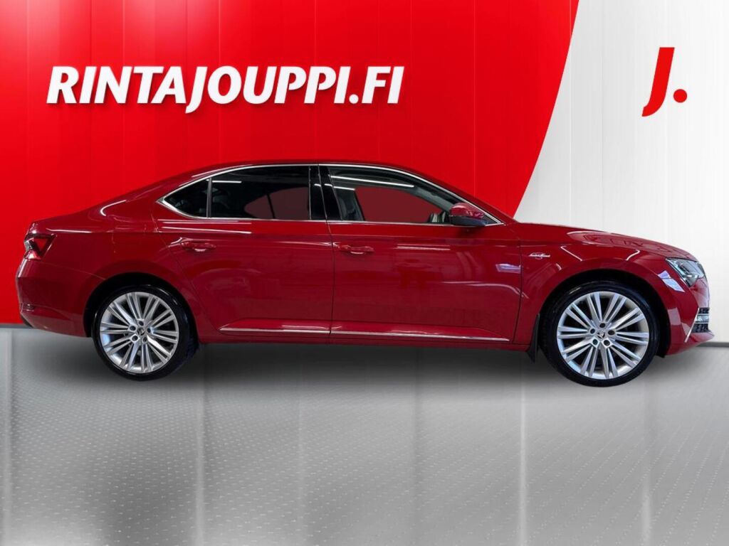 Skoda Superb 2023 Punainen