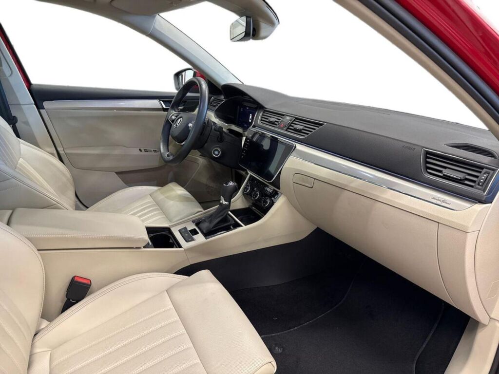 Skoda Superb 2023 Punainen