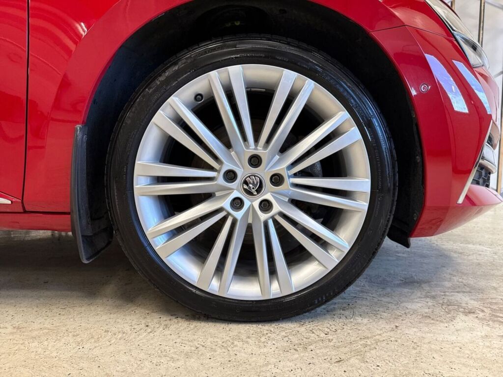 Skoda Superb 2023 Punainen