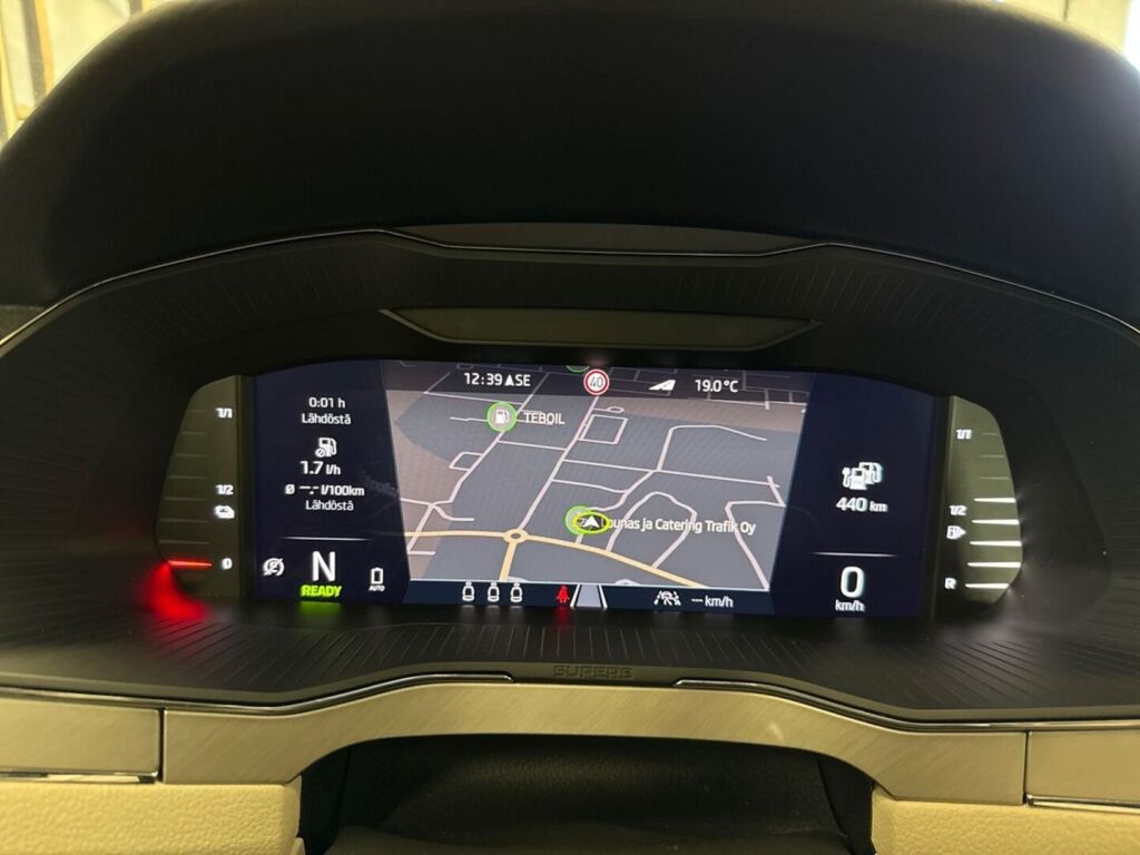 Skoda Superb 2023 Punainen