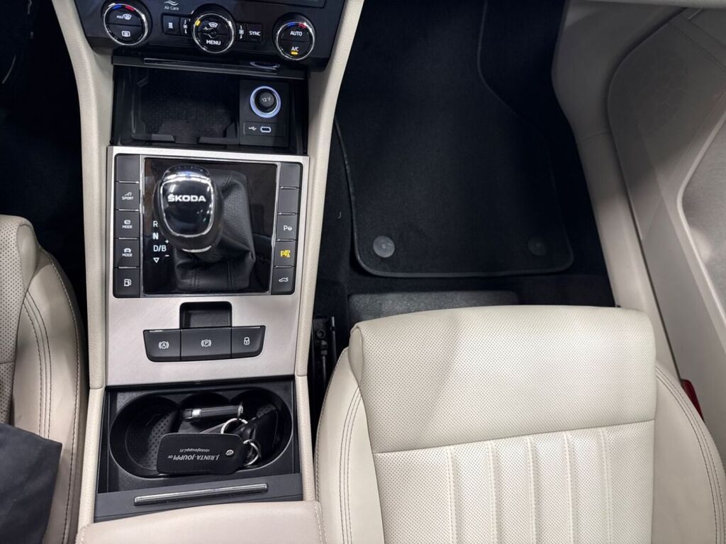 Skoda Superb 2023 Punainen