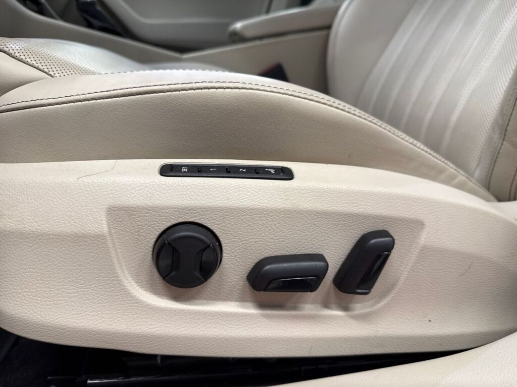 Skoda Superb 2023 Punainen