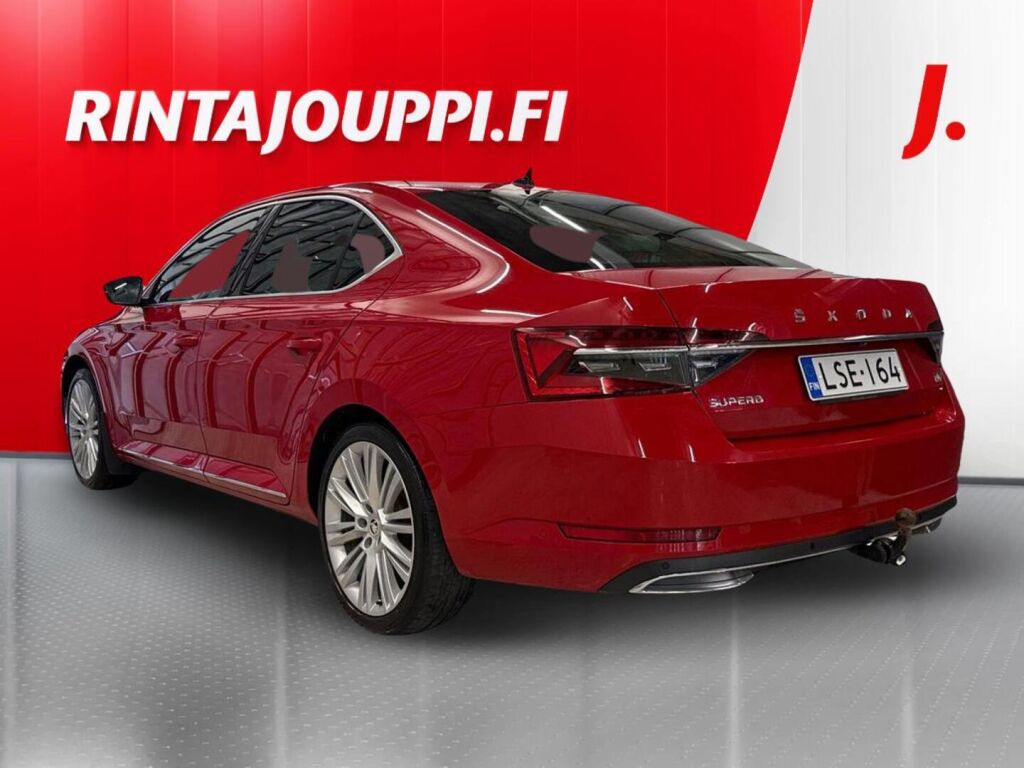 Skoda Superb 2023 Punainen