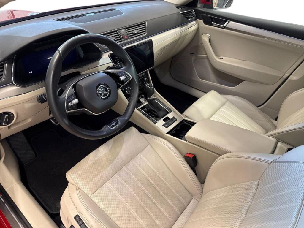 Skoda Superb 2023 Punainen