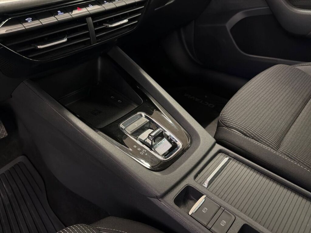 Skoda Octavia 2023 Harmaa