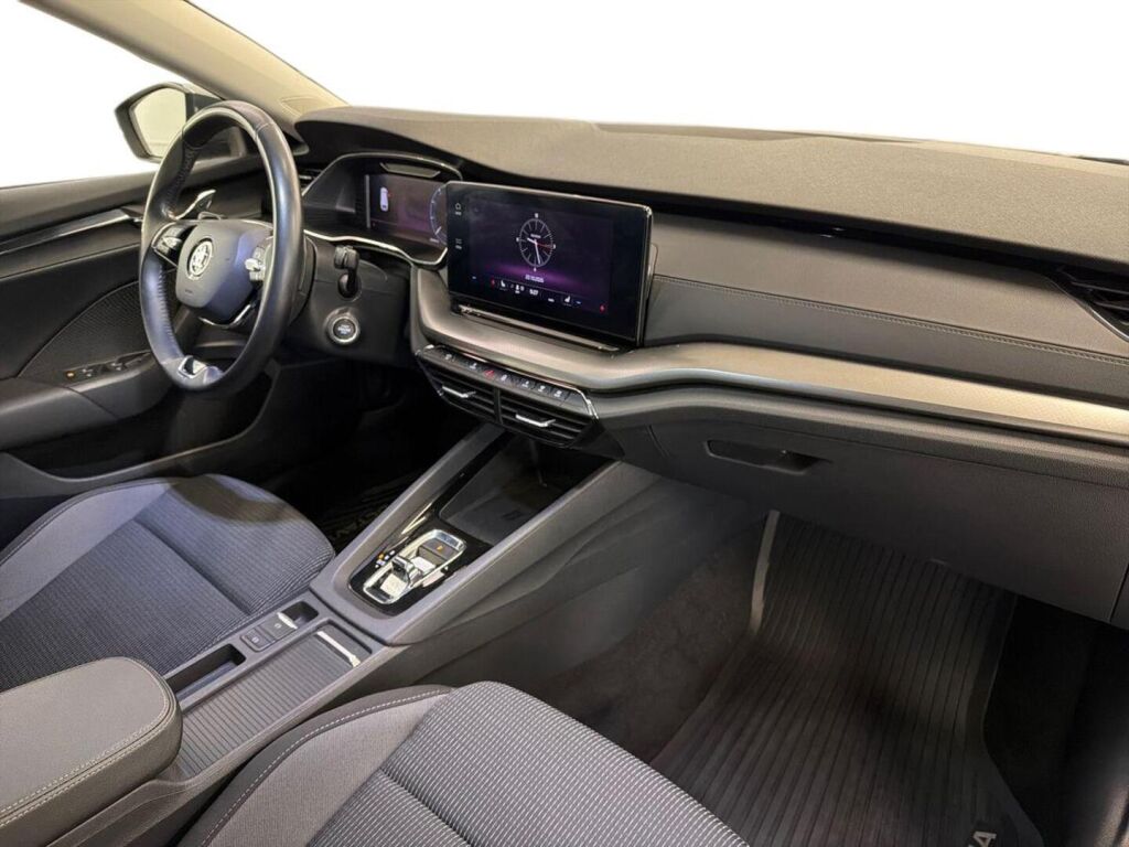 Skoda Octavia 2023 Harmaa
