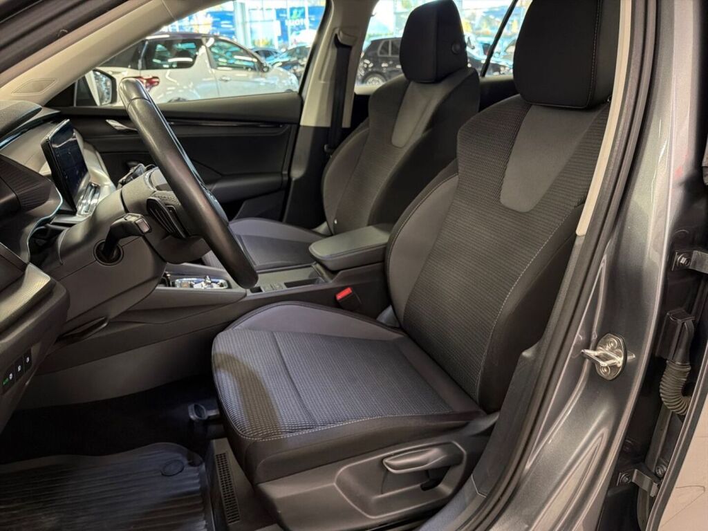 Skoda Octavia 2023 Harmaa