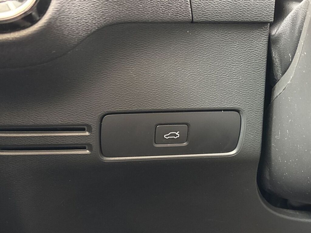 Volvo C40 2023 Musta