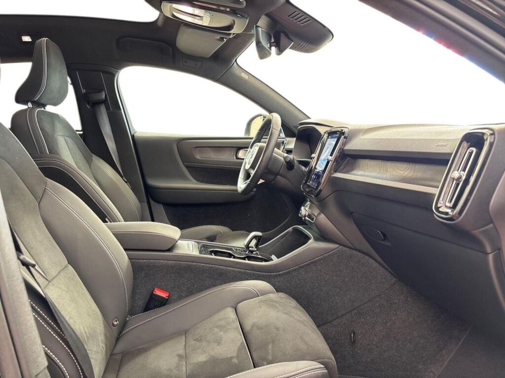 Volvo C40 2023 Musta