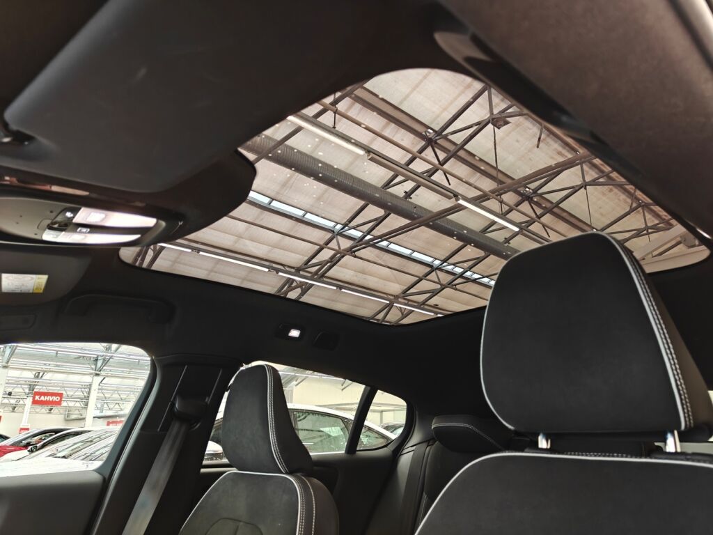 Volvo C40 2023 Musta