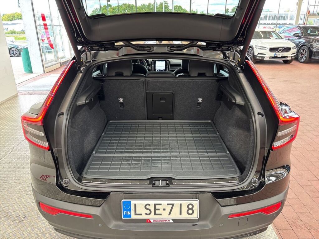Volvo C40 2023 Musta