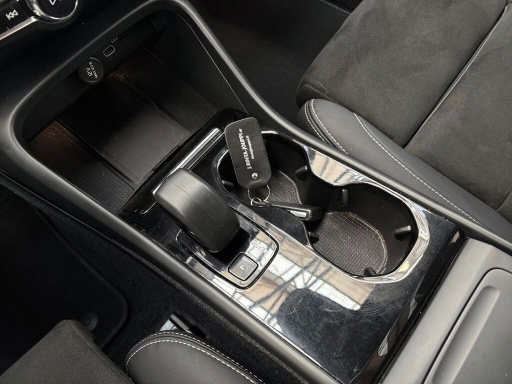 Volvo C40 2023 Musta
