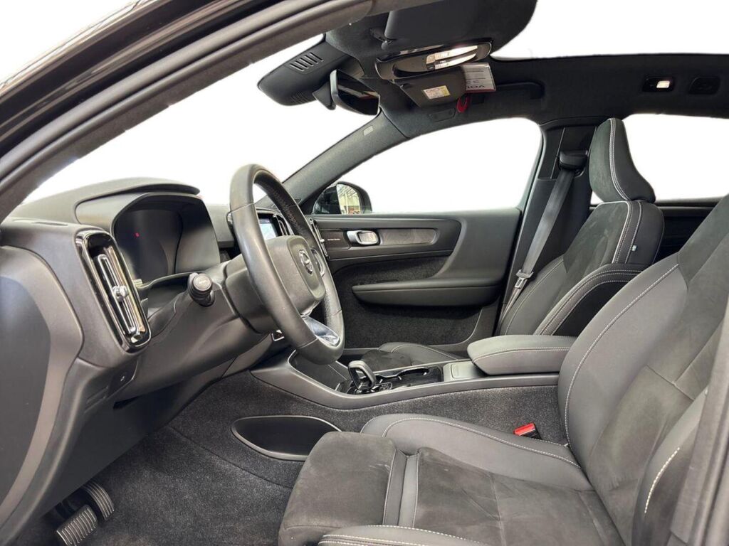 Volvo C40 2023 Musta