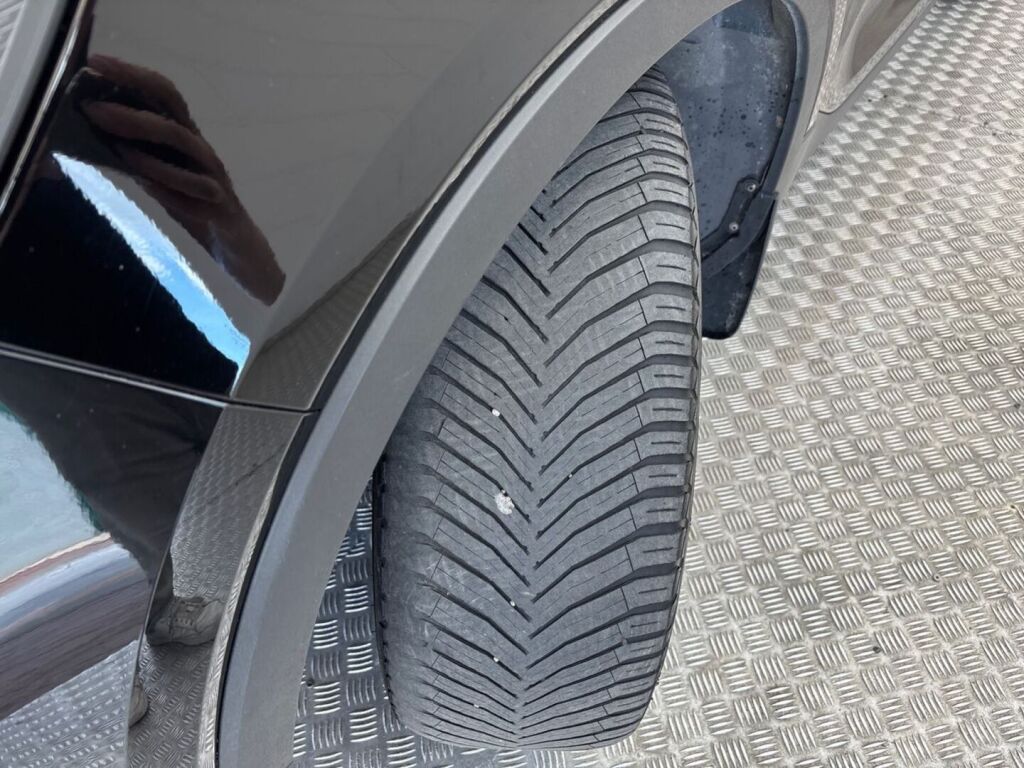 Volvo C40 2023 Musta