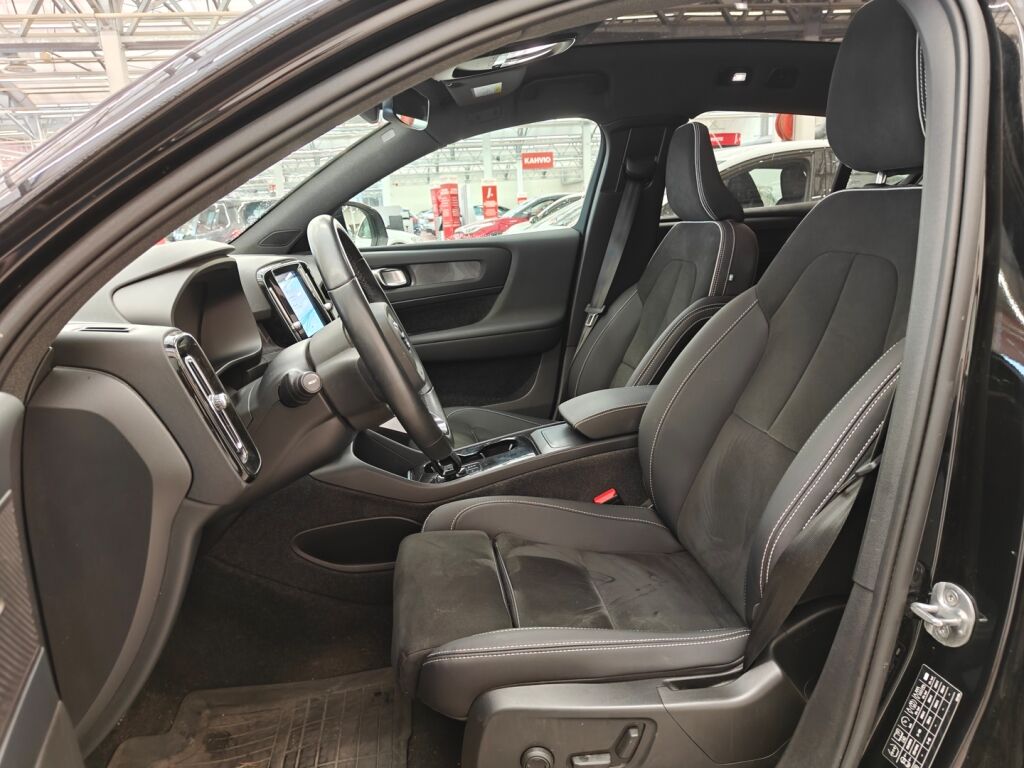 Volvo C40 2023 Musta