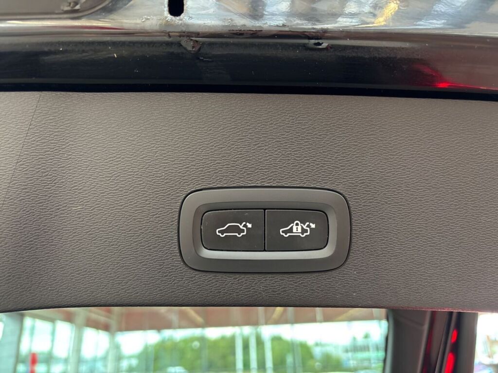Volvo C40 2023 Musta