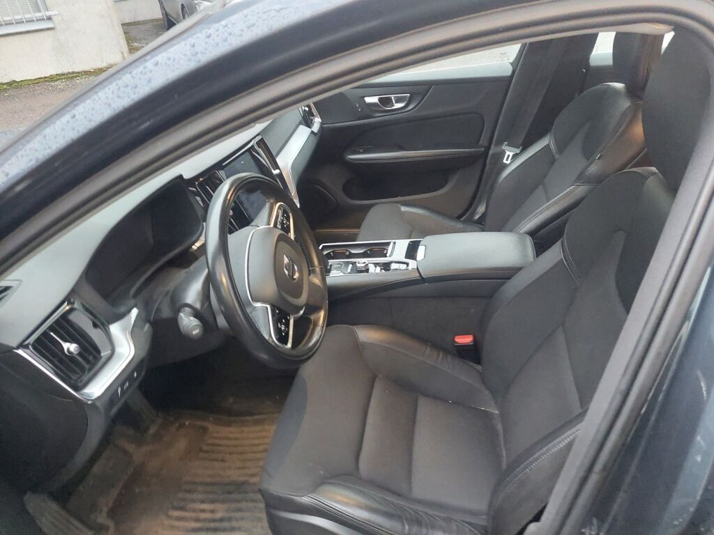 Volvo V60 2020 Sininen