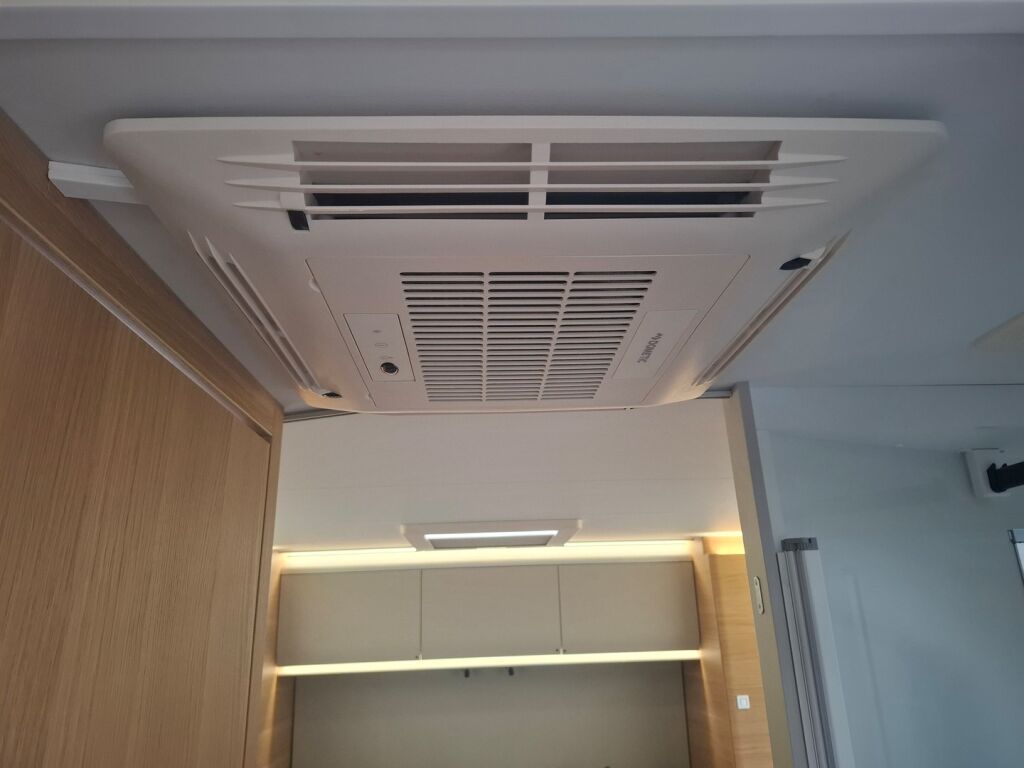 Adria MATRIX AXESS 670 SC 2023 Valkoinen