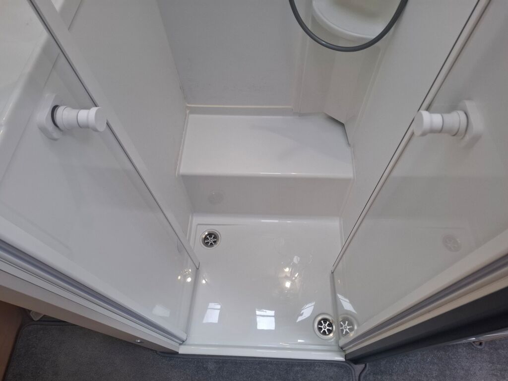 Adria MATRIX AXESS 670 SC 2023 Valkoinen