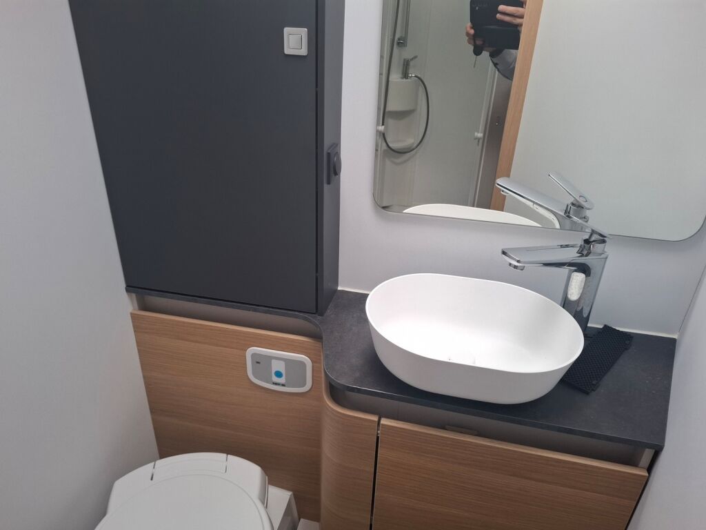 Adria MATRIX AXESS 670 SC 2023 Valkoinen