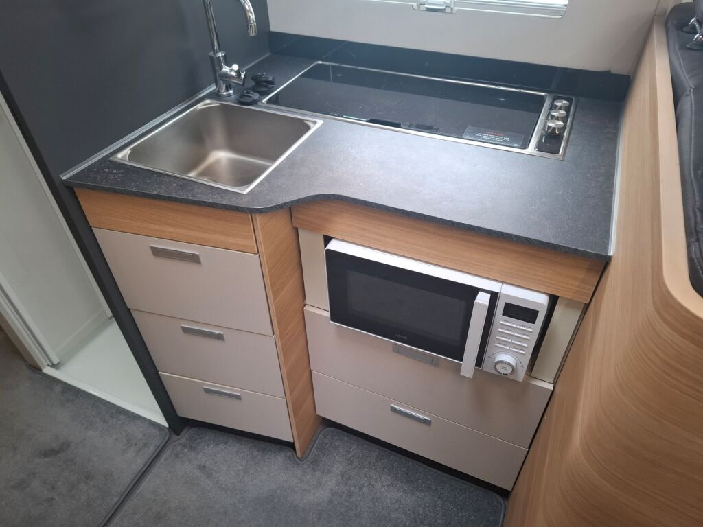 Adria MATRIX AXESS 670 SC 2023 Valkoinen