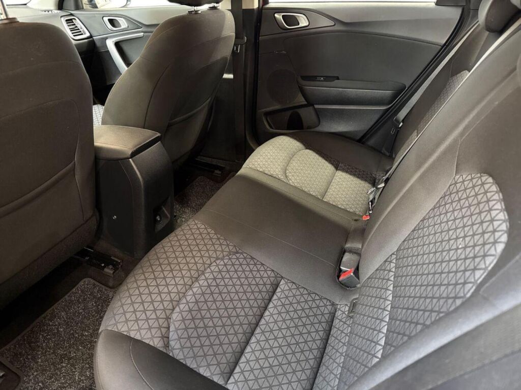 Kia Ceed 2023 Punainen