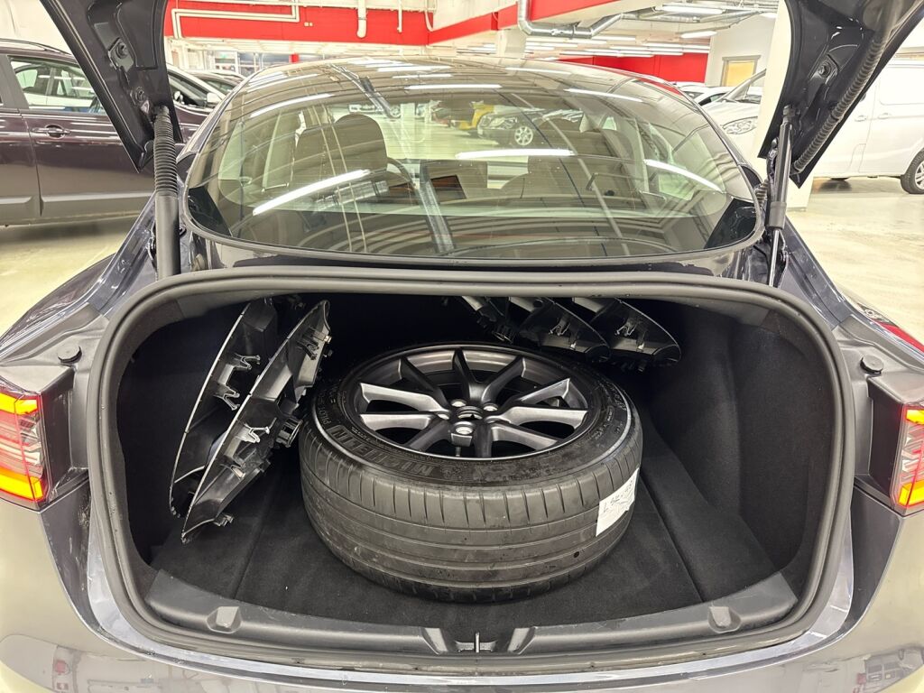 Tesla Model 3 2023 Harmaa