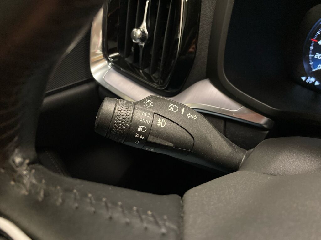 Volvo V60 2019 Musta