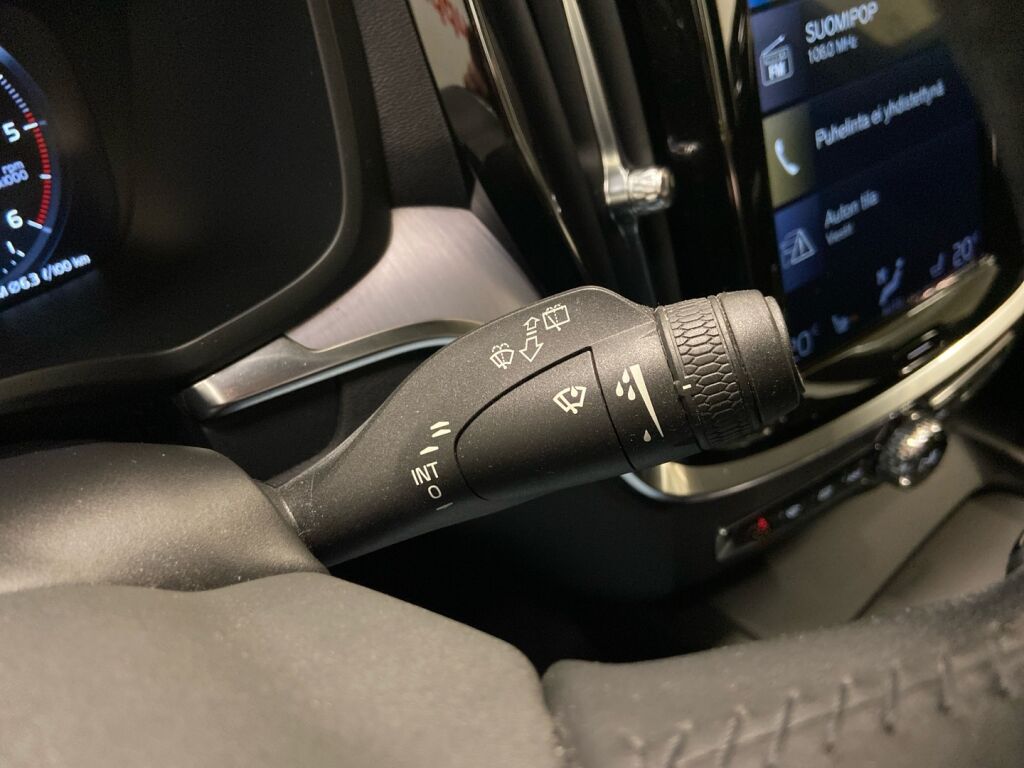 Volvo V60 2019 Musta