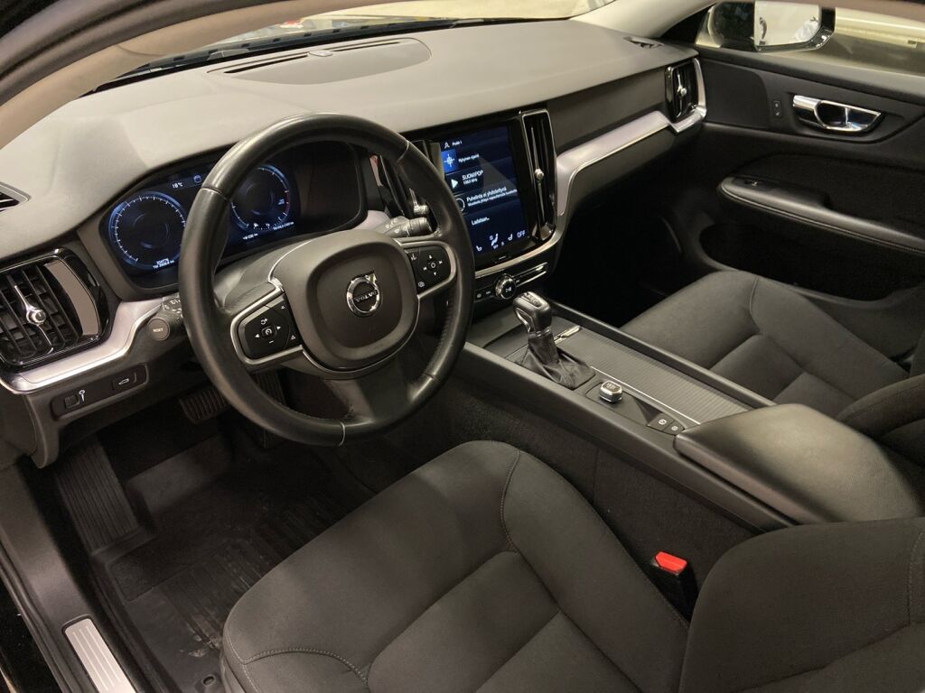Volvo V60 2019 Musta