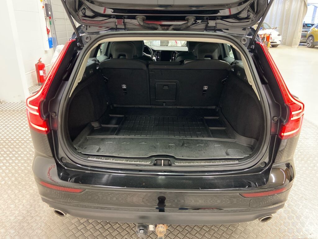 Volvo V60 2019 Musta