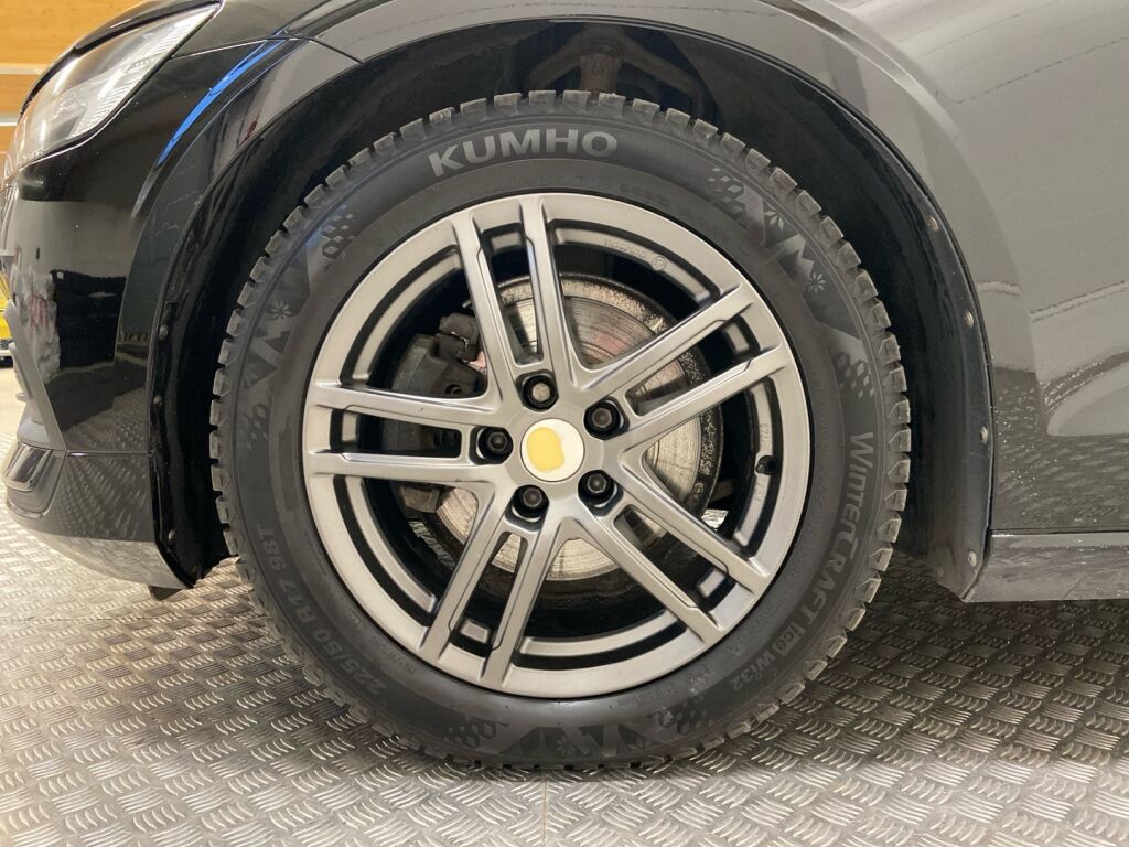 Volvo V60 2019 Musta