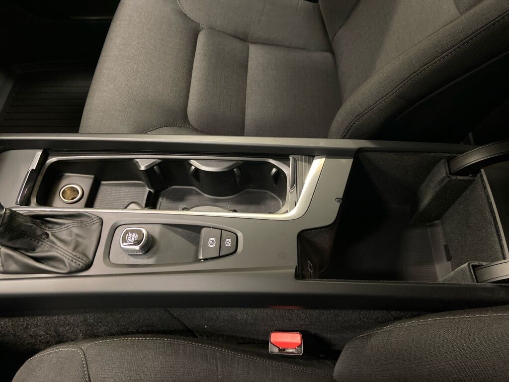 Volvo V60 2019 Musta